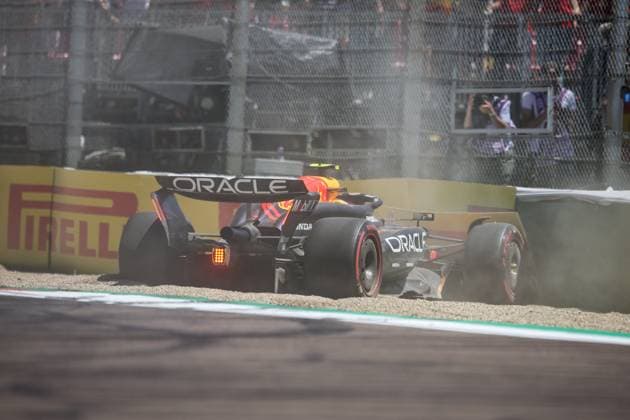 11 PEREZ Sergio (mex), Red Bull Racing RB20, action during the Formula 1 MSC Cruises Gran Premio del Made in Italy e Dell™Emilia-Romagne 2024, 7th round of the 2024 Formula One World Championship, WM, Weltmeisterschaft from May 17 to 19, 2024 on the Autodromo Enzo e Dino Ferrari, in Imola, Italy - F1 - EMILIA-ROMAGNA GRAND PRIX 2024 DPPI Panoramic  240518_R07_EMR_DP_XB3_0607