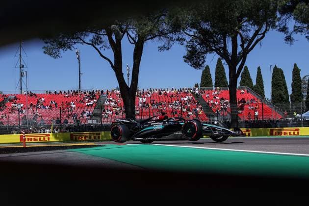 63 RUSSELL George (gbr), Mercedes AMG F1 Team W15, action during the Formula 1 MSC Cruises Gran Premio del Made in Italy e Dell™Emilia-Romagne 2024, 7th round of the 2024 Formula One World Championship, WM, Weltmeisterschaft from May 17 to 19, 2024 on the Autodromo Enzo e Dino Ferrari, in Imola, Italy - F1 - EMILIA-ROMAGNA GRAND PRIX 2024 DPPI Panoramic  240518_R07_EMR_DP_XB5_9427