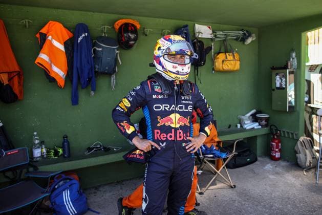 PEREZ Sergio (mex), Red Bull Racing RB20, portrait crash, accident, during the Formula 1 MSC Cruises Gran Premio del Made in Italy e Dell™Emilia-Romagne 2024, 7th round of the 2024 Formula One World Championship, WM, Weltmeisterschaft from May 17 to 19, 2024 on the Autodromo Enzo e Dino Ferrari, in Imola, Italy - F1 - EMILIA-ROMAGNA GRAND PRIX 2024 DPPI Panoramic  240518_R07_EMR_DP_XB5_9452