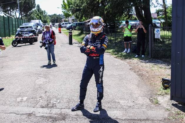 PEREZ Sergio (mex), Red Bull Racing RB20, portrait crash, accident, during the Formula 1 MSC Cruises Gran Premio del Made in Italy e Dell™Emilia-Romagne 2024, 7th round of the 2024 Formula One World Championship, WM, Weltmeisterschaft from May 17 to 19, 2024 on the Autodromo Enzo e Dino Ferrari, in Imola, Italy - F1 - EMILIA-ROMAGNA GRAND PRIX 2024 DPPI Panoramic  240518_R07_EMR_DP_XB5_9460