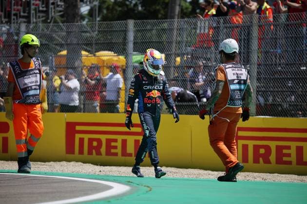 PEREZ Sergio (mex), Red Bull Racing RB20, portrait11 PEREZ Sergio (mex), Red Bull Racing RB20, action crash, accident, during the Formula 1 MSC Cruises Gran Premio del Made in Italy e Dell™Emilia-Romagne 2024, 7th round of the 2024 Formula One World Championship, WM, Weltmeisterschaft from May 17 to 19, 2024 on the Autodromo Enzo e Dino Ferrari, in Imola, Italy - F1 - EMILIA-ROMAGNA GRAND PRIX 2024 DPPI Panoramic 240518_R07_EMR_DP_XB3_0629
