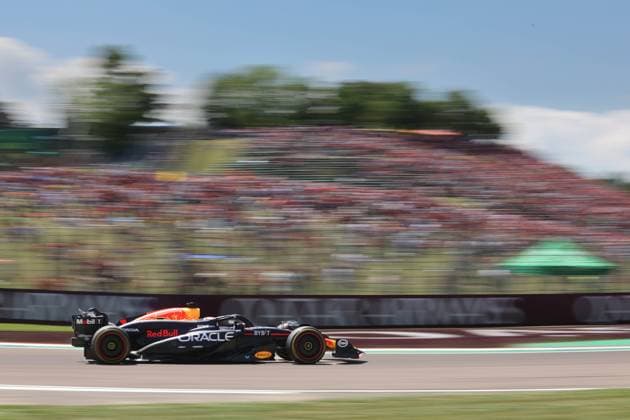 01 VERSTAPPEN Max (nld), Red Bull Racing RB20, action during the Formula 1 MSC Cruises Gran Premio del Made in Italy e Dell™Emilia-Romagne 2024, 7th round of the 2024 Formula One World Championship, WM, Weltmeisterschaft from May 17 to 19, 2024 on the Autodromo Enzo e Dino Ferrari, in Imola, Italy - F1 - EMILIA-ROMAGNA GRAND PRIX 2024 DPPI Panoramic  240518_R07_EMR_DP_JFR68149