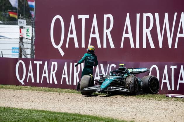 14 ALONSO Fernando (spa), Aston Martin F1 Team AMR24, action crash, accident, during the Formula 1 MSC Cruises Gran Premio del Made in Italy e Dell™Emilia-Romagne 2024, 7th round of the 2024 Formula One World Championship, WM, Weltmeisterschaft from May 17 to 19, 2024 on the Autodromo Enzo e Dino Ferrari, in Imola, Italy - F1 - EMILIA-ROMAGNA GRAND PRIX 2024 DPPI Panoramic 240518_R07_EMR_DP__F_12461