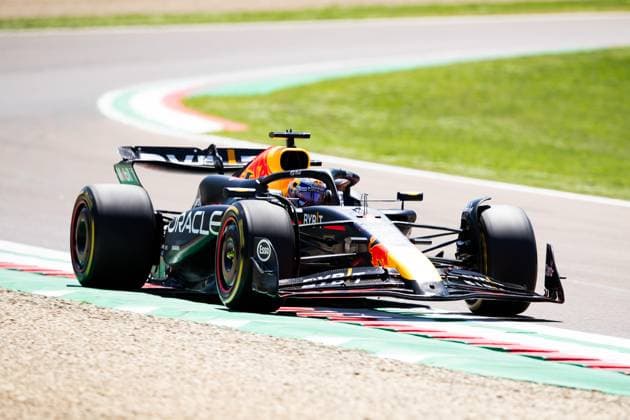 01 VERSTAPPEN Max (nld), Red Bull Racing RB20, action during the Formula 1 MSC Cruises Gran Premio del Made in Italy e Dell™Emilia-Romagne 2024, 7th round of the 2024 Formula One World Championship, WM, Weltmeisterschaft from May 17 to 19, 2024 on the Autodromo Enzo e Dino Ferrari, in Imola, Italy - F1 - EMILIA-ROMAGNA GRAND PRIX 2024 DPPI Panoramic  240518_R07_EMR_DP__F_12623