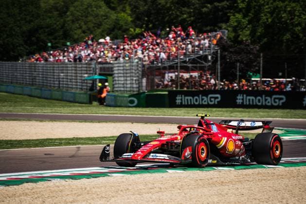 May 18, 2024, Imola, Imola, Italy: Carlos Sainz during free practice three at the exit of curve Villeneuve, 7th round of Formula 1 wolrd championship at the Enzo and Dino Ferrari International racetrack of Imola Imola Italy - ZUMAm264 20240518_znp_m264_004 Copyright: xLucaxMartinix