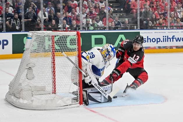 PRAGUE, CZECH REPUBLIC MAY 18 Brandon Tanev of Canada scores against goalkeeper Harri Sateri of Finland during the preliminary round match between Canada and Finland at Prague Arena on May 18, 2024 in Prague, Czech Republic Prague Prague Arena Czech Republic Copyright: xJustPictures.ch AndreaxBrancax jp-en-EuSpIm-AB_18052024_AAB_3838