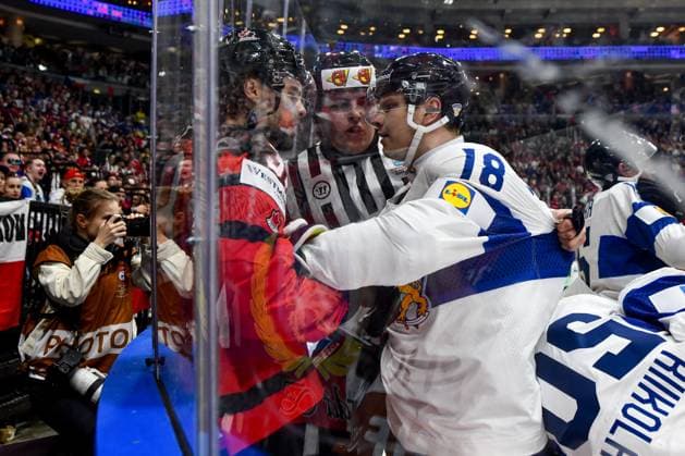 PRAGUE, CZECH REPUBLIC MAY 18 Brandon Hagel of Canada in a discussion with Vili Saarijarvi of Finland during the preliminary round match between Canada and Finland at Prague Arena on May 18, 2024 in Prague Prague, Czech Republic Prague Prague Arena Czech Republic Copyright: xJustPictures.ch AndreaxBrancax jp-en-EuSpIm-AB_18052024_DSC_3722