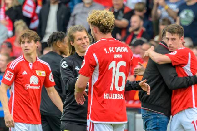 v.l. Marie-Louise Eta ( 1.FC Union Berlin, Co Trainerin), Benedict Hollerbach ( 1.FC Union Berlin, 16), Union Berlin siegt mit 2:1, Freude, Jubel, jubeln, Traenen, 1. FC Union Berlin vs SC Freiburg, 1. Bundesliga, Fussball, DFB, Bundesliga, Spielzeit 2023 2024, Alte Foersterei, 34. Spieltag, DFB DFL REGULATIONS PROHIBIT ANY USE OF PHOTOGRAPHS AS IMAGE SEQUENCES AND OR QUASI-VIDEO, 18.05.2024, *** v l Marie Louise Eta 1 FC Union Berlin, Co Trainer , Benedict Hollerbach 1 FC Union Berlin, 16 , Union Berlin wins with 2 1, joy, jubilation, jubeln, Traenen, 1 FC Union Berlin vs SC Freiburg, 1 Bundesliga, Football, DFB, Bundesliga, Spielzeit 2023 2024, Alte Foersterei, 34 Spieltag, DFB DFL REGULATIONS PROHIBIT ANY USE OF PHOTOGRAPHS AS IMAGE SEQUENCES AND OR QUASI VIDEO, 18 05 2024, Copyright: HMBxMedia UwexKoch