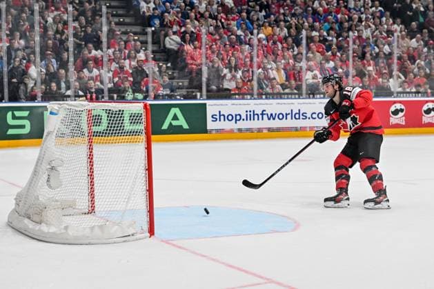 PRAGUE, CZECH REPUBLIC MAY 18 Dawson Mercer of Canada scores on the empty net during the preliminary round match between Canada and Finland at Prague Arena on May 18, 2024 in Prague, Czech Republic Prague Prague Arena Czech Republic Copyright: xJustPictures.ch AndreaxBrancax jp-en-EuSpIm-AB_18052024_AAB_4884