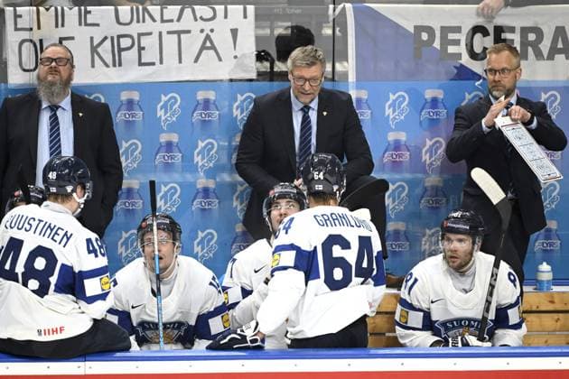 Head coach Jukka Jalonen of Finland speaks to players during the 2024 IIHF Ice hockey, Eishockey World Championships preliminary round group A match between Canada and Finland in Prague on May 18, 2024, right coach Mikko Manner. Prague Czechia LKFTJK20240518193545MDHZ  Copyright: xEmmixKorhonenx LKFTJK20240518193545MDHZ