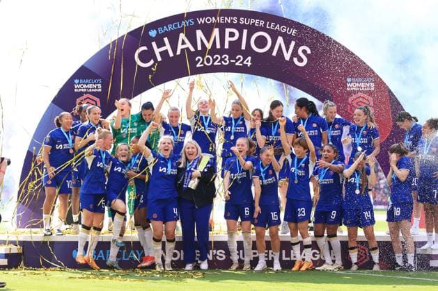 Fußball Barclays Women s Super League Manchester United v Chelsea 18. Mai 2024 Barclays Women s Super League Manchester United v Chelsea Millie Bright von Chelsea und Chelsea-Managerin Emma Hayes heben die Trophäe, als sie ihren Titelerfolg feiern Foto Simon Stacpoole Offside Manchester UK  Copyright: xSimonxStacpoolexOffside