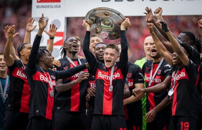 Sport Bilder des Tages Leverkusen, Germany. 18th Mai 2024. Florian Wirtz (Leverkusen) mit Meisterschale, Jeremie Frimpong (Leverkusen), Odilon Kossounou (Leverkusen) Jonathan Tah (Leverkusen), Nathan Tella (Leverkusen) Bayer Leverkusen - FC Augsburg 18.05.2024 *** Leverkusen, Germany 18th May 2024 Florian Wirtz Leverkusen with championship trophy, Jeremie Frimpong Leverkusen , Odilon Kossounou Leverkusen Jonathan Tah Leverkusen , Nathan Tella Leverkusen Bayer Leverkusen FC Augsburg 18 05 2024