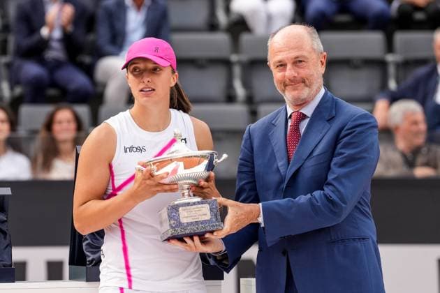Internazionali BNL D Italia 2024 - Day Thirteen Iga Swiatek poses with Angelo Bianghi and the trophy victory after the Women™s Singles final match between Iga Swiatek and Aryna Sabalenka on Day Thirteen of Internazionali BNL D Italia 2024 at Foro Italico on May 16, 2024 in Rome, Italy. Rome Foro Italico Lazio Italy Copyright: xGiuseppexMaffiax IBI_DAY_13_SWIATEK-SABALENKA_180524DSC00889