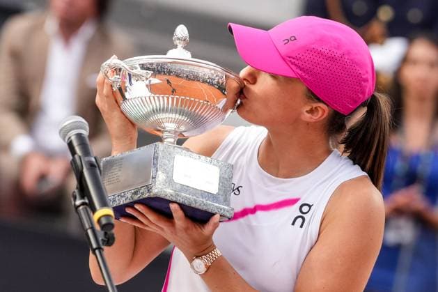 Internazionali BNL D Italia 2024 - Day Thirteen Iga Swiatek poses with the trophy after the Women™s Singles final match between Iga Swiatek and Aryna Sabalenka on Day Thirteen of Internazionali BNL D Italia 2024 at Foro Italico on May 16, 2024 in Rome, Italy. Rome Foro Italico Lazio Italy Copyright: xGiuseppexMaffiax IBI_DAY_13_SWIATEK-SABALENKA_180524DSC00972