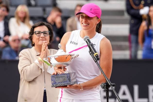 Internazionali BNL D Italia 2024 - Day Thirteen Iga Swiatek poses with the trophy after the Women™s Singles final match between Iga Swiatek and Aryna Sabalenka on Day Thirteen of Internazionali BNL D Italia 2024 at Foro Italico on May 16, 2024 in Rome, Italy. Rome Foro Italico Lazio Italy Copyright: xGiuseppexMaffiax IBI_DAY_13_SWIATEK-SABALENKA_180524DSC00993
