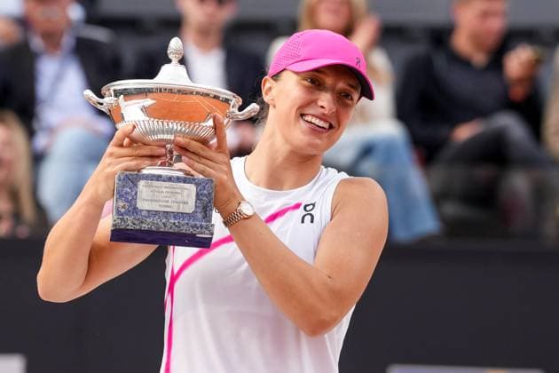 Internazionali BNL D Italia 2024 - Day Thirteen Iga Swiatek poses with the trophy after the Women™s Singles final match between Iga Swiatek and Aryna Sabalenka on Day Thirteen of Internazionali BNL D Italia 2024 at Foro Italico on May 16, 2024 in Rome, Italy. Rome Foro Italico Lazio Italy Copyright: xGiuseppexMaffiax IBI_DAY_13_SWIATEK-SABALENKA_180524DSC01364