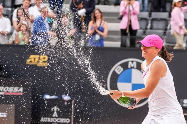 Internazionali BNL D Italia 2024 - Day Thirteen Iga Swiatek celebrates the victory after the Women™s Singles final match between Iga Swiatek and Aryna Sabalenka on Day Thirteen of Internazionali BNL D Italia 2024 at Foro Italico on May 16, 2024 in Rome, Italy. Rome Foro Italico Lazio Italy Copyright: xGiuseppexMaffiax IBI_DAY_13_SWIATEK-SABALENKA_180524DSC01825
