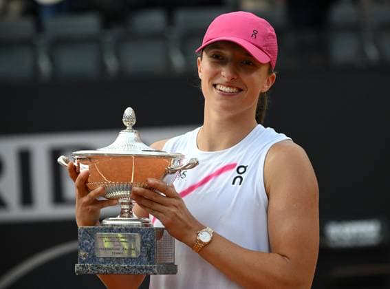 May 18, 2024, Rome, ITALY: Iga Swiatek of Poland poses with her trophy after winning her women s singles final match against Aryna Sabalenka of Belarus at the Italian Open tennis tournament in Rome, Italy, 18 May 2024. ANSA ALESSANDRO DI MEO. Italian Open tennis tournament  - ZUMAa110 20240518_zaf_a110_100 Copyright: xAlessandroxDixMeox