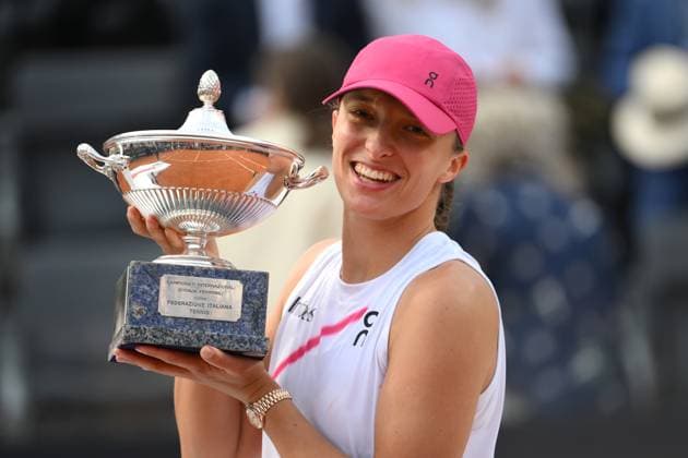 Sport Bilder des Tages Iga Swiatek of Poland celebrates with the prize the victory of the match against Belarus Aryna Sabalenka at the Internazionali BNL d Italia 2024 tennis WTA, Tennis Damen final at Foro Italico in Rome, Italy on May 18th, 2024. antoniettaxbaldassarre