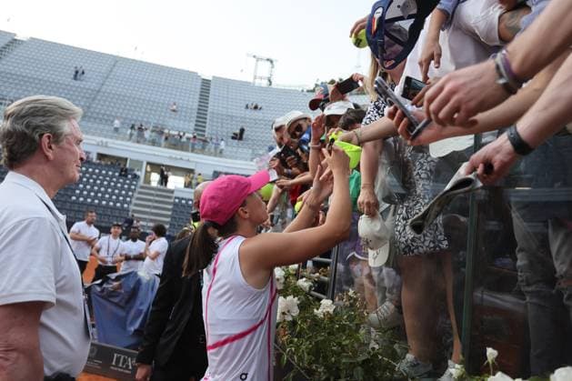 Rome, Italy 18.05.2024: IGA SWIATEK (POL) win the trophy at end of final of Internazionali BNL 2024 women™s WTA, Tennis Damen 1000 Open tennis tournament in Rome Center Court.  Copyright: xmarcoxiacobuccix xipa-agency.netx xmarcoxiacobuccix IPA_46229109 IPA_Agency_IPA46229109