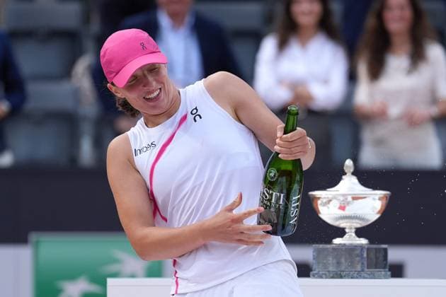 Iga Swiatek (POL) celebrates during the award ceremony, Tennis WTA, Tennis Damen Internazionali BNL d Italia - Final, Iga Swiatek (POL) against Aryna Sabalenka (BLR), Foro Italico, May 18, 2024, Rome, Italy.