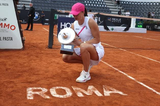 Rome, Italy 18.05.2024: IGA SWIATEK (POL) win the trophy at end of final of Internazionali BNL 2024 women™s WTA, Tennis Damen 1000 Open tennis tournament in Rome Center Court.  Copyright: xmarcoxiacobuccix xipa-agency.netx xmarcoxiacobuccix IPA_46229332 IPA_Agency_IPA46229332