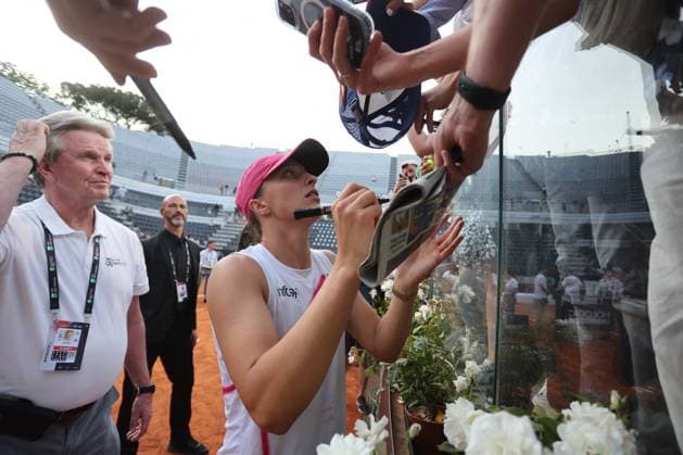 Tennis: WTA, Tennis Damen 1000 Internazionali di Tennis in Rome at Foro Italico. IGA SWIATEK (POL) WIN TROPHY Rome, Italy 18.05.2024: IGA SWIATEK (POL) win the trophy at end of final of Internazionali BNL 2024 women?s WTA 1000 Open tennis tournament in Rome Center Court. Rome italy Italy  Copyright: xIPAxSport ABACAx