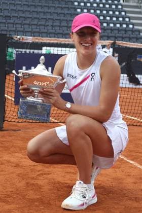 Tennis: WTA, Tennis Damen 1000 Internazionali di Tennis in Rome at Foro Italico. IGA SWIATEK (POL) WIN TROPHY Rome, Italy 18.05.2024: IGA SWIATEK (POL) win the trophy at end of final of Internazionali BNL 2024 women?s WTA 1000 Open tennis tournament in Rome Center Court. Rome italy Italy  Copyright: xIPAxSport ABACAx