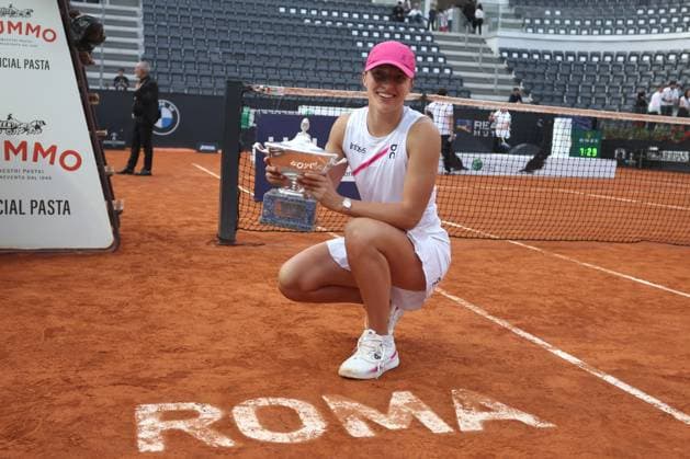 Tennis: WTA, Tennis Damen 1000 Internazionali di Tennis in Rome at Foro Italico. IGA SWIATEK (POL) WIN TROPHY Rome, Italy 18.05.2024: IGA SWIATEK (POL) win the trophy at end of final of Internazionali BNL 2024 women?s WTA 1000 Open tennis tournament in Rome Center Court. Rome italy Italy  Copyright: xIPAxSport ABACAx