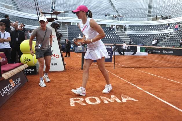 Rome, Italy: Rome, Italy 18.05.2024: IGA SWIATEK (POL) win the trophy at end of final of Internazionali BNL 2024 womenoÂ¢& x80;& x99;s WTA, Tennis Damen 1000 Open tennis tournament in Rome Center Court. International Tennis match - Internazionali BNL d Italia  - ZUMAp169 20240518_zsa_p169_1544 Copyright: xMarcoxIacobucci IPAxSportx
