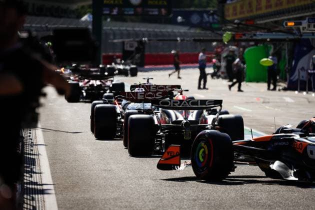 01 VERSTAPPEN Max (nld), Red Bull Racing RB20, 44 HAMILTON Lewis (gbr), Mercedes AMG F1 Team W15, 63 RUSSELL George (gbr), Mercedes AMG F1 Team W15, action during the Formula 1 MSC Cruises Gran Premio del Made in Italy e Dell™Emilia-Romagne 2024, 7th round of the 2024 Formula One World Championship, WM, Weltmeisterschaft from May 17 to 19, 2024 on the Autodromo Enzo e Dino Ferrari, in Imola, Italy - F1 - EMILIA-ROMAGNA GRAND PRIX 2024 DPPI Panoramic 240518_R07_EMR_DP_FG005279