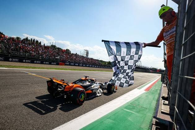Sport Bilder des Tages 81 PIASTRI Oscar (aus), McLaren F1 Team MCL38, action during the Formula 1 MSC Cruises Gran Premio del Made in Italy e Dell™Emilia-Romagne 2024, 7th round of the 2024 Formula One World Championship, WM, Weltmeisterschaft from May 17 to 19, 2024 on the Autodromo Enzo e Dino Ferrari, in Imola, Italy - F1 - EMILIA-ROMAGNA GRAND PRIX 2024 DPPI Panoramic  240518_R07_EMR_DP_FGOO5282