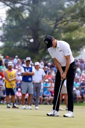 LOUISVILLE, KY - MAY 18: Jordan Spieth putts during the third round of the PGA, Golf Herren Championship, May 18, 2024, at Valhalla Golf Club in Louisville, Kentucky.(Photo by Matthew Maxey Icon Sportswire) GOLF: MAY 18 PGA Championship EDITORIAL USE ONLY Icon240518004