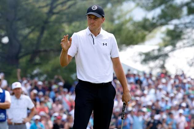LOUISVILLE, KY - MAY 18: Jordan Spieth waves to the crowd after hitting a putt on the No. 7 green during the third round of the PGA, Golf Herren Championship, May 18, 2024, at Valhalla Golf Club in Louisville, Kentucky.(Photo by Matthew Maxey Icon Sportswire) GOLF: MAY 18 PGA Championship EDITORIAL USE ONLY Icon240518005