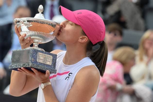 May 18, 2024, Rome, Italy: IGA SWIATEK (POL) kisses trophy after winning final against A. Sabalenka (BLR) of the WTA, Tennis Damen Master 1000 Internazionali BNL D Italia tournament at Foro Italico. Tennis 2024: Italian Open: Swiatek Wins Women s Final  - ZUMAp169 20240518_zsa_p169_1887 Copyright: xFabrizioxCorradetti IPAxSportx