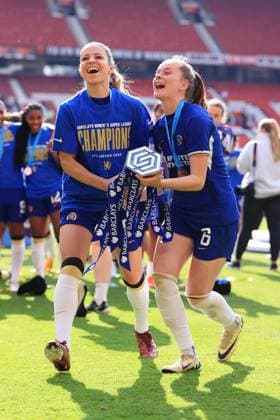Fußball Barclays Women s Super League Manchester United v Chelsea 18. Mai 2024 Barclays Women s Super League Manchester United v Chelsea Melanie Leupolz von Chelsea L und Sjoeke Nusken von Chelsea feiern mit der Trophäe Foto Simon Stacpoole Abseits Manchester UK  Copyright: xSimonxStacpoolexOffside