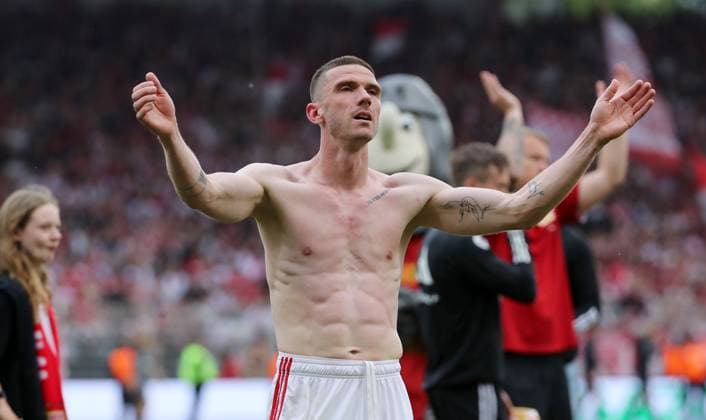 Robin Gosens in front of the fans after the end of the game, Unionmannschaft celebrates relegation joy emotion jubilation Sport Football Soccer Bundesliga Men DFL 34 Matchday Season 2023 2024 18 05 2024 1 FC Union Berlin FCU vs SC Freiburg SCF DFL regulations prohibit any use of photographs as image sequences and or quasi video