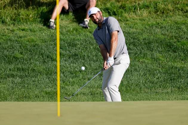 LOUISVILLE, KY - MAY 18: Scottie Scheffler (USA) chips onto the green at the 17th hole during the third round of the 2024 PGA, Golf Herren Championship at Valhalla Golf Club on May 18, 2024 in Louisville, Kentucky. (Photo by Joe Robbins Icon Sportswire) GOLF: MAY 18 PGA Championship EDITORIAL USE ONLY Icon573240518059