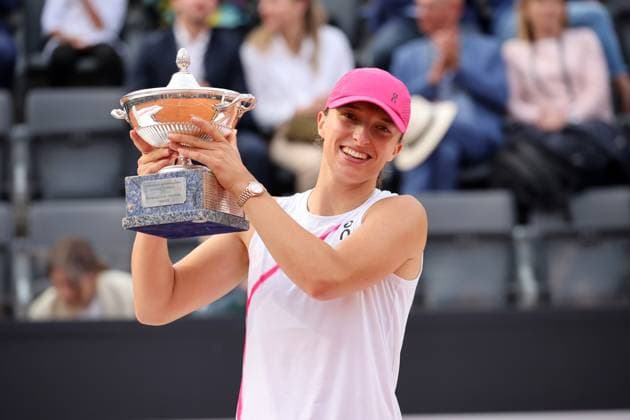 (240519) -- ROME, May 19, 2024 -- Iga Swiatek poses for a photo with her trophy after winning the women s singles final match between Iga Swiatek of Poland and Aryna Sabalenka of Belarus at the WTA, Tennis Damen Italian Open in Rome, Italy, May 18, 2024. (Photo by Xinhua) (SP)ITALY-ROME-TENNIS-WTA-ITALIAN OPEN-FINAL AlbertoxLingria 