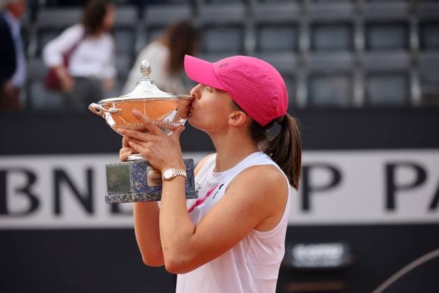 (240519) -- ROME, May 19, 2024 -- Iga Swiatek kisses the trophy after winning the women s singles final match between Iga Swiatek of Poland and Aryna Sabalenka of Belarus at the WTA, Tennis Damen Italian Open in Rome, Italy, May 18, 2024. (Photo by Xinhua) (SP)ITALY-ROME-TENNIS-WTA-ITALIAN OPEN-FINAL AlbertoxLingria 