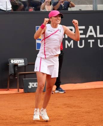(240519) -- ROME, May 19, 2024 -- Iga Swiatek celebrates after winning the women s singles final match between Iga Swiatek of Poland and Aryna Sabalenka of Belarus at the WTA, Tennis Damen Italian Open in Rome, Italy, May 18, 2024. (Photo by Xinhua) (SP)ITALY-ROME-TENNIS-WTA-ITALIAN OPEN-FINAL AlbertoxLingria 