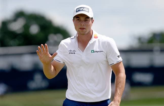 Viktor Hovland from Norway, waves to the crowd after sinking his putt on the first green during the third round of the 2024 PGA, Golf Herren Championship at Valhalla Golf Course on Saturday, May 18, 2024 in Louisville, Kentucky.  KYP20240518059 JOHNxSOMMERSxII