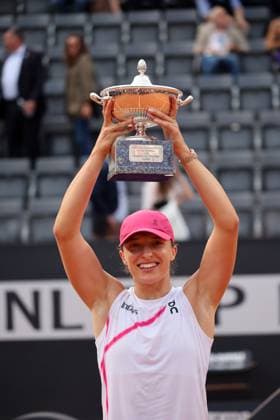 (240519) -- ROME, May 19, 2024 -- Iga Swiatek poses for a photo with her trophy after winning the women s singles final match between Iga Swiatek of Poland and Aryna Sabalenka of Belarus at the WTA, Tennis Damen Italian Open in Rome, Italy, May 18, 2024. (Photo by Xinhua) (SP)ITALY-ROME-TENNIS-WTA-ITALIAN OPEN-FINAL AlbertoxLingria 