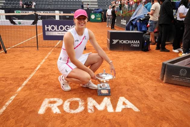 (240519) -- ROME, May 19, 2024 -- Iga Swiatek poses for a photo with her trophy after winning the women s singles final match between Iga Swiatek of Poland and Aryna Sabalenka of Belarus at the WTA, Tennis Damen Italian Open in Rome, Italy, May 18, 2024. (Photo by Xinhua) (SP)ITALY-ROME-TENNIS-WTA-ITALIAN OPEN-FINAL AlbertoxLingria 