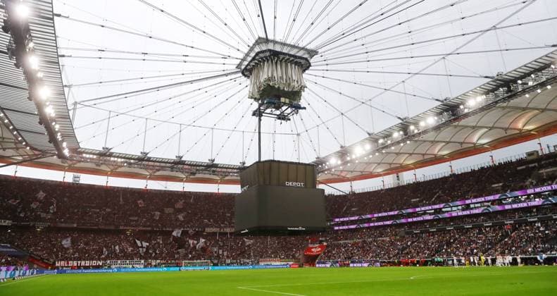 Frankfurt RB Leipzig Bundesliga Frankfurt, 18 05 2024, Waldstadion, Fußball Bundesliga, Spieltag 34, SG Eintracht Frankfurt vs RB Leipzig 2 2 0 1 , Im Bild Spielunterbrechung durch Pyronebel The video cube lowers in fire protection mode , DFL Êregulations prohibit any use of photographs as image sequences and or quasi video , Picture Point
