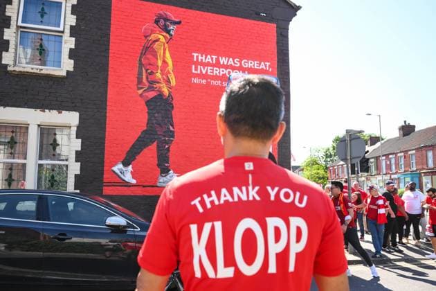 Premier League Liverpool v Wolverhampton Wanderers A fan with Thank you Klopp looks at the Jürgen Klopp Manager goodbye mural outside of Anfield ahead of the Premier League match Liverpool vs Wolverhampton Wanderers at Anfield, Liverpool, United Kingdom, 19th May 2024 (Photo by Craig Thomas News Images) Copyright: xCraigxThomas NewsxImagesx
