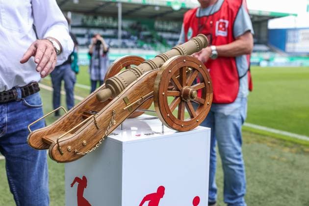 19 05 2024, Football, Season 2023 2024, 2 Bundesliga, Matchday 34, Greuther Fürth FC Schalke 04, Goal scorers crown for the top scorer in 2 Bundesliga Simon Terodde FC Schalke 04 Fürth Stadion am Ronhof Bayern Germany xRHR PHOTO TRx Copyright: TimxRehbein RHR-FOTOx RHR-FOTO TR