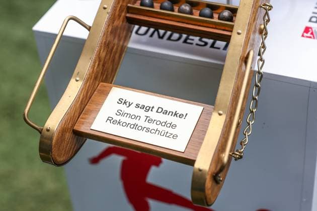 19 05 2024, Football, Season 2023 2024, 2 Bundesliga, Matchday 34, Greuther Fürth FC Schalke 04, Goal scorers crown for the top scorer in 2 Bundesliga Simon Terodde FC Schalke 04 Fürth Stadion am Ronhof Bayern Germany xRHR PHOTO TRx Copyright: TimxRehbein RHR-FOTOx RHR-FOTO TR