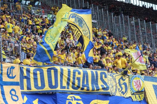 19 05 2024, xusrbx, Soccer 2 Bundesliga, 1 FC Kaiserslautern Eintracht Braunschweig emspor, v l the fans of Eintracht Braunschweig, DFL DFB REGULATIONS PROHIBIT ANY USE OF PHOTOGRAPHS as IMAGE SEQUENCES and or QUASI VIDEO Kaiserslautern