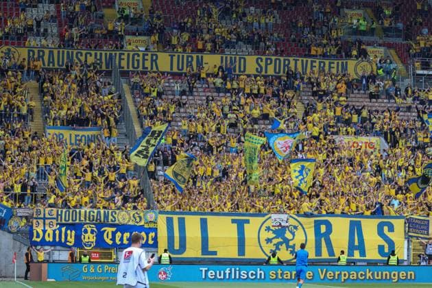 19 05 2024, xusrbx, Soccer 2 Bundesliga, 1 FC Kaiserslautern Eintracht Braunschweig emspor, v l the fans of Eintracht Braunschweig, DFL DFB REGULATIONS PROHIBIT ANY USE OF PHOTOGRAPHS as IMAGE SEQUENCES and or QUASI VIDEO Kaiserslautern